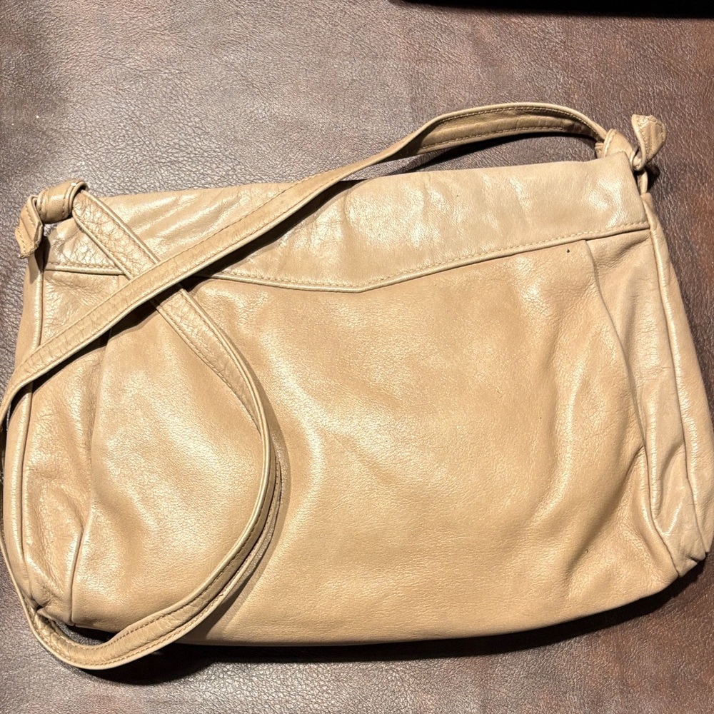Elegant Tan Leather Shoulder Bag